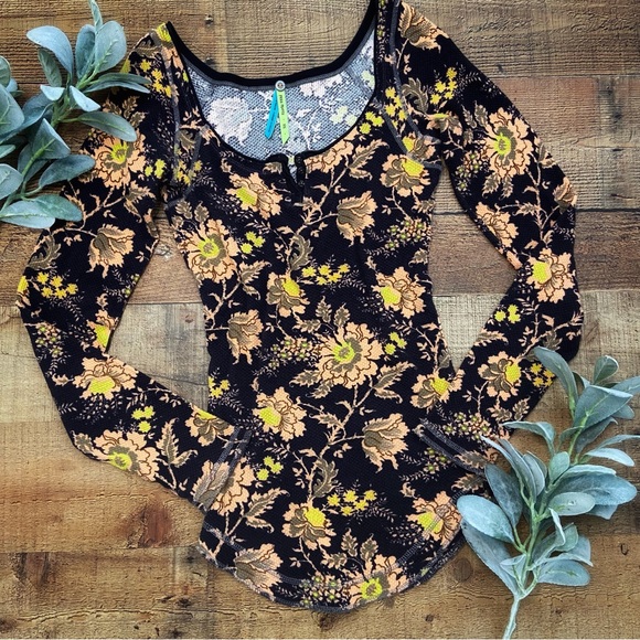 FREE PEOPLE Navy/Peach Floral Long Sleeve WAFFLE TEE - Picture 5 of 8